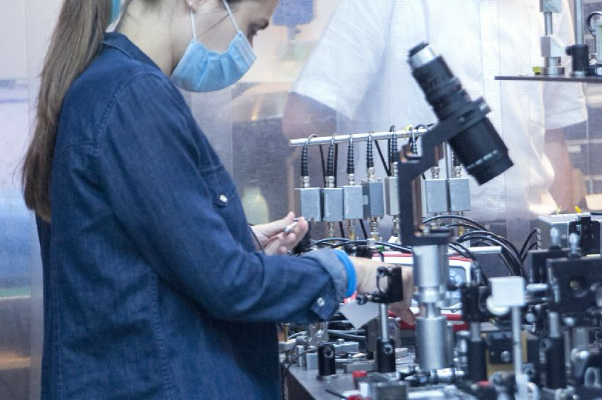 A researcher in the lab A LKB researcher working on a optical table